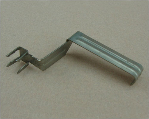 屋面瓦防風扣-敲擊抗風搭扣 敲擊抗風搭扣根據使用地區風力和坡度的情況,采用相應數量的搭扣固定,適用于所有的混凝土瓦.